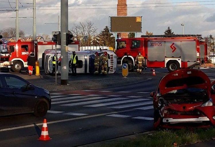 Niebezpieczne zderzenie aut na Świeradowskiej. Karetka przewróciła się na bok
