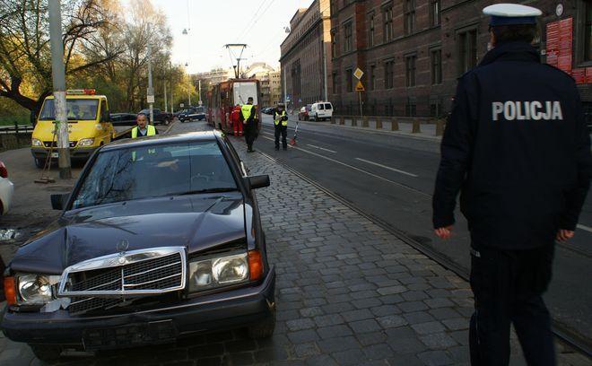 Karambol na Podwalu, tramwaj uderzył w auto, a ono w kolejne pięć