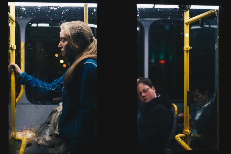 Ewakuacja autobusu z Wrocławia. Ludzie w panice wyskakiwali z jadącego pojazdu