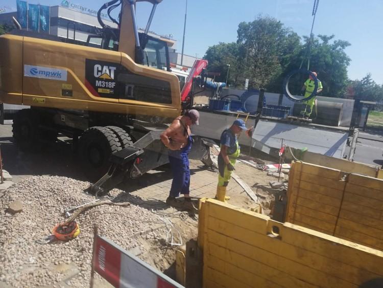 Tymczasowy przystanek w centrum. Awaria i rozkopany chodnik [ZDJĘCIA]