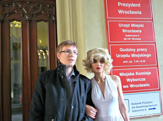 Kandydat na prezydenta Wrocławia chce debaty z Rafałem Dutkiewiczem. Do ratusza przyszedł z Marylin Monroe