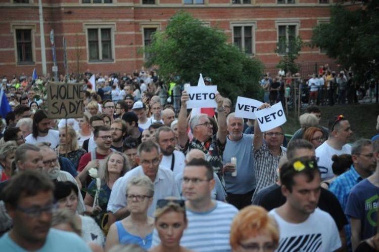 Autor „House of Cards” prosi o zdjęcia z polskich manifestacji