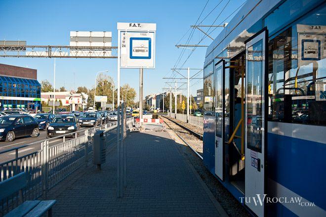 Na Grabiszyńskiej mężczyzna wpadł pod tramwaj. Jest ciężko ranny