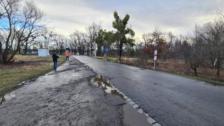 Wrocław: Utrudnienia dla kierowców na Brochowie! Remont ulicy i awaria [ZDJĘCIA, MAPKI]