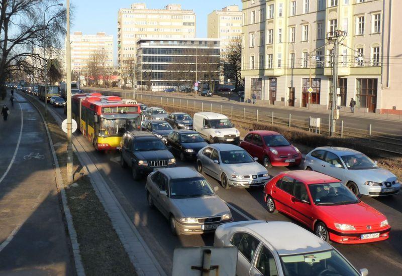 W porównaniu do wiosny po Wrocławiu jeździ się autem coraz wolniej