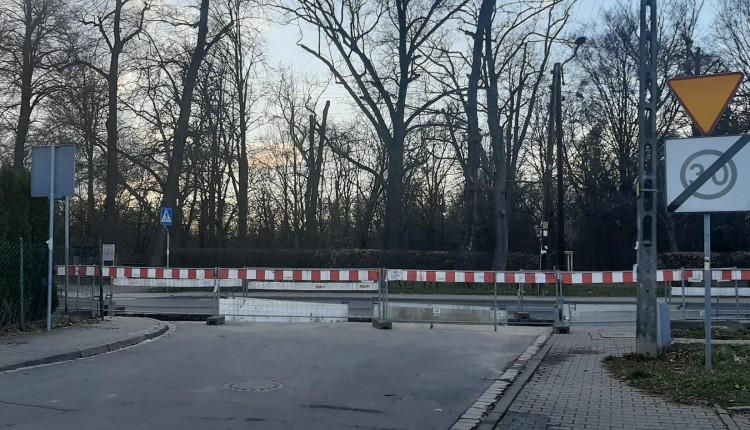 Ulica na Stabłowicach zamknięta na dłużej. Nikt nie powiadomił mieszkańców