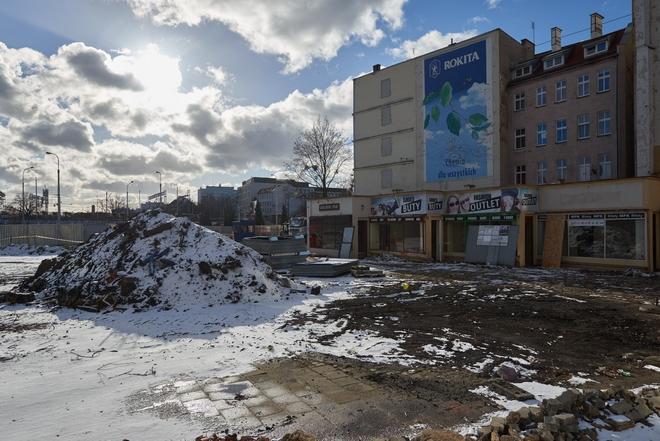 Tuż przy Dworcu Głównym wycięli drzewa i wyburzyli pawilony. Stanie tam przeszklony biurowiec