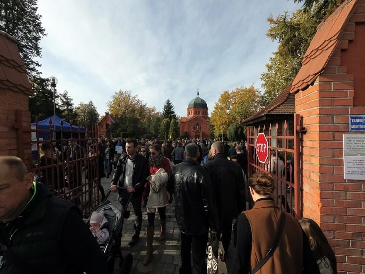 Wrocławianie masowo odwiedzają groby bliskich [DUŻO ZDJĘĆ]