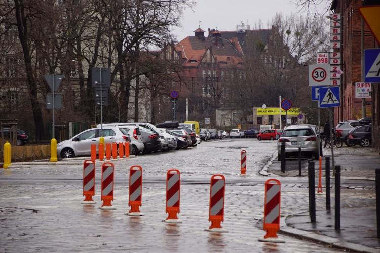 We Wrocławiu skrzyżowania jak labirynty. Słupków będzie przybywać