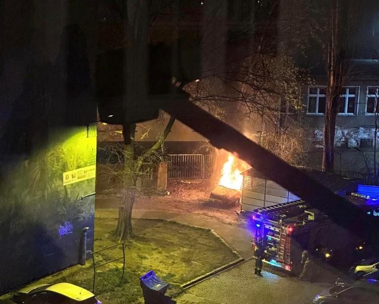 Wrocław: Pożar auta przy ul. Ołbińskiej. Interweniowali strażacy