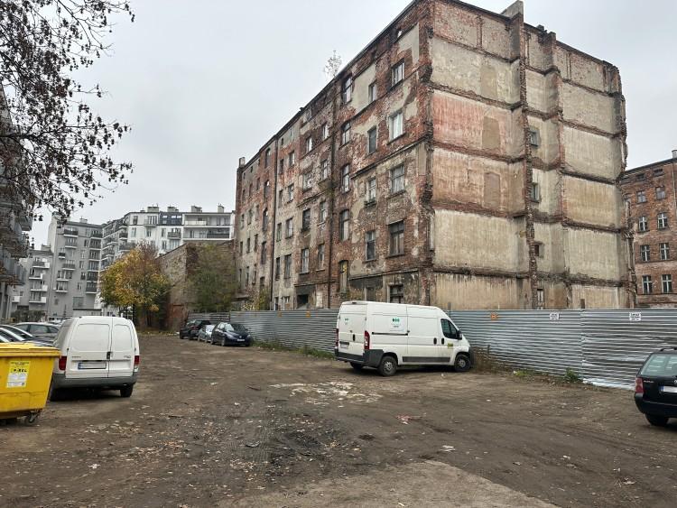 Koszmarne kamienice na Pułaskiego wciąż straszą. Obiecanego remontu wciąż nie ma