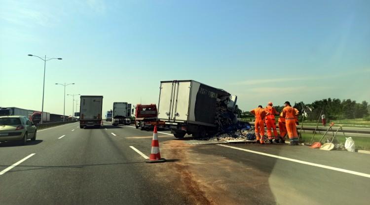 Kolizja na AOW. Zderzenie ciężarówek na autostradzie [ZDJĘCIA]