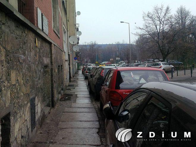 Nie można już parkować samochodów po jednej stronie ulicy w centrum Wrocławia