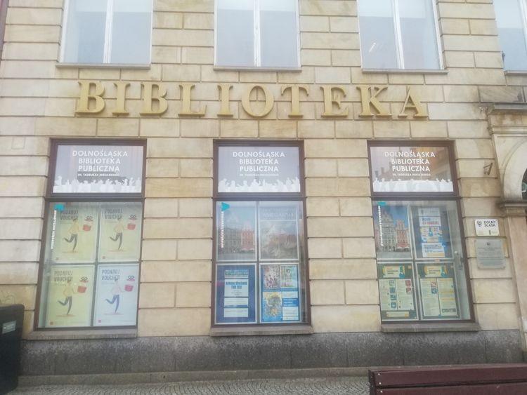 Dolnośląska Biblioteka Publiczna wznawia wolny dostęp do księgozbiorów. Co z czytelnią?