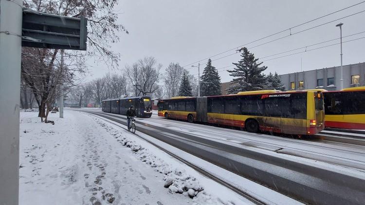 Wrocław: Zimowy armagedon na drogach. Wypadki i utrudnienia