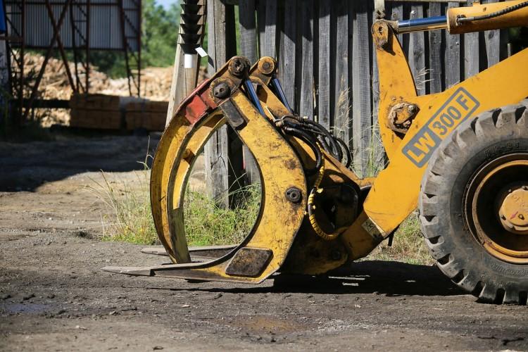 Wrocław: ukradł koparkę i jechał nią ulicą Strachocińską. Do czasu!