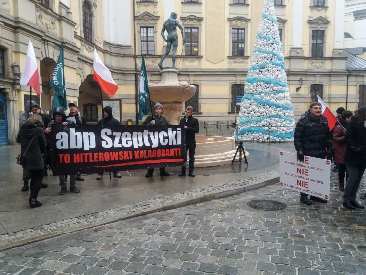Protest przed Uniwersytetem Wrocławskim. „Uczelnia uhonorowała hitlerowskiego kolaboranta” [ZDJĘCIA]