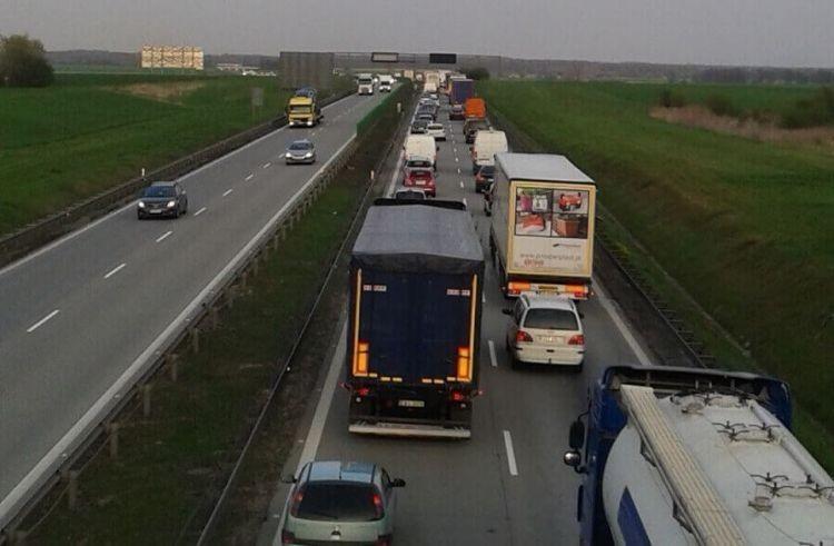 Na A4 wystrzeliła opona. Drogowcy zamknęli jeden pas