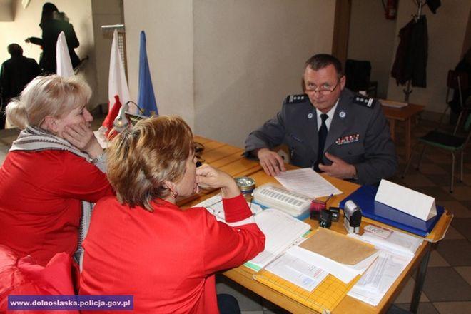 Polała się krew w Komendzie Wojewódzkiej Policji we Wrocławiu [ZDJĘCIA]
