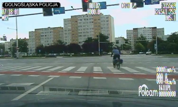 Rowerzysta przejeżdża na czerwonym świetle... tuż przed radiowozem (ZOBACZ FILM)