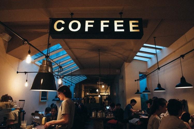 Rzemieślniczy proces palenia kawy – poznaj Etno Cafe