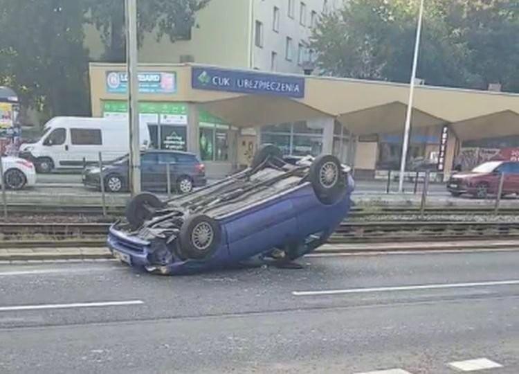 Wrocław: Wypadek na Grabiszyńskiej. Auto dachowało, ulica była zablokowana
