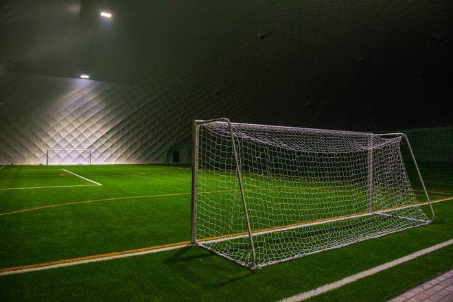 Na Stadionie Olimpijskim zbudowali wielkie boisko piłkarskie... pod namiotem