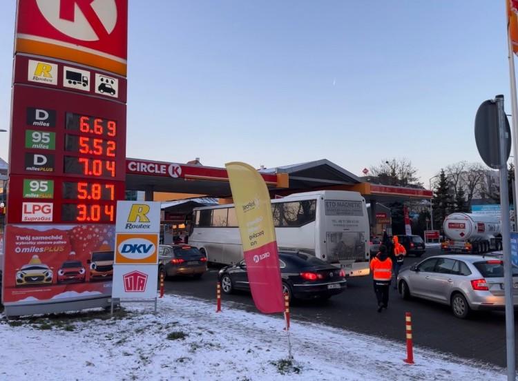 Benzyna we Wrocławiu za 5,52 zł, olej za 6,69 zł. Kolejki do stacji [LISTA STACJI]