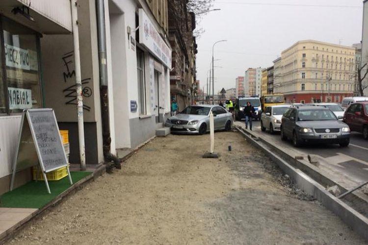 Kierowca mercedesa wjechał na chodnik i potrącił dwie kobiety [ZOBACZ]