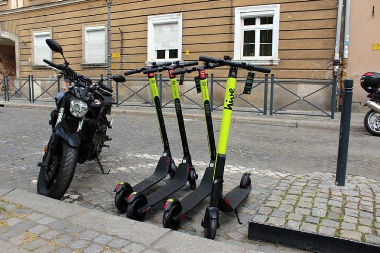 Dwa potrącenia pieszych przez hulajnogę. Sprawcy uciekli