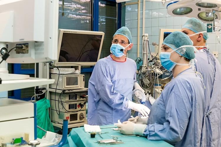 Wrocław: Uniwersytet Medyczny na żywo transmituje najciekawsze operacje [WIDEO]