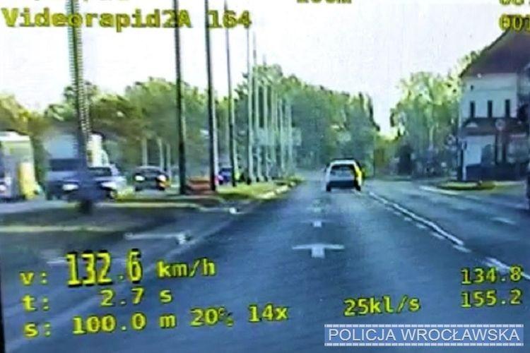 Rozpędził swoje auto do 132 km/godz. i nie poczuwał się do winy. Stracił prawo jazdy