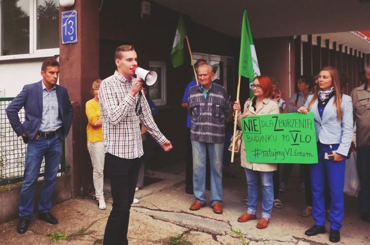 Protest przed dawną siedzibą LO nr 5 na Gajowicach. Mieszkańcy nie chcą kolejnego bloku [ZDJĘCIA]