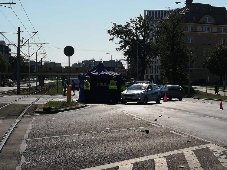 Śmiertelny wypadek na Legnickiej. 25-latek kierujący hulajnogą zmarł po zderzeniu z samochodem [ZDJĘCIA,WIDEO]