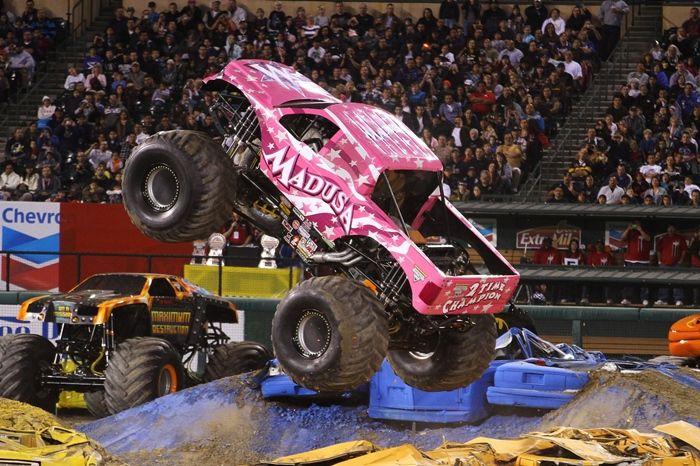 Wielkie Monster Trucki i drobna kobieta