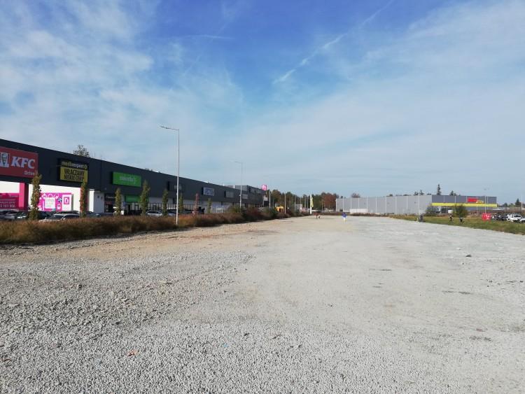 Rozbudowuje się centrum handlowe na Maślicach. Paraliż drogowy murowany?