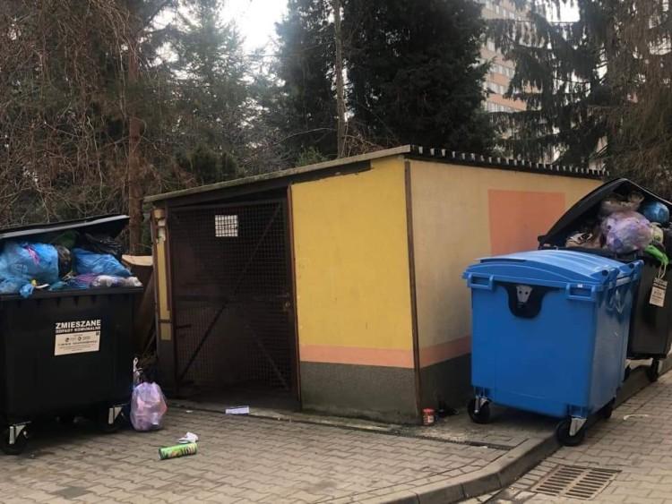 Krzyki toną w śmieciach. Zmiana operatora poszła fatalnie [ZDJĘCIA]