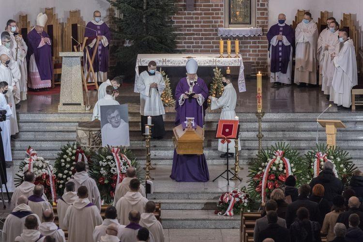 Uroczystości pogrzebowe o. Macieja Zięby. Duchowny pośmiertnie odznaczony [ZDJĘCIA]