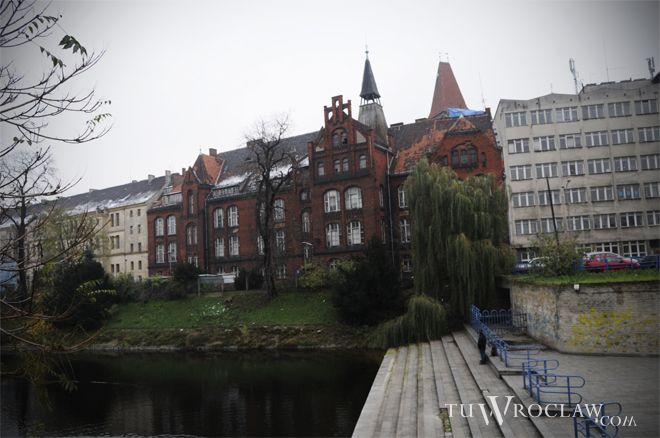 Budynki szpitala przy placu Jana Pawła II znów idą pod młotek. Cena - 68 mln zł