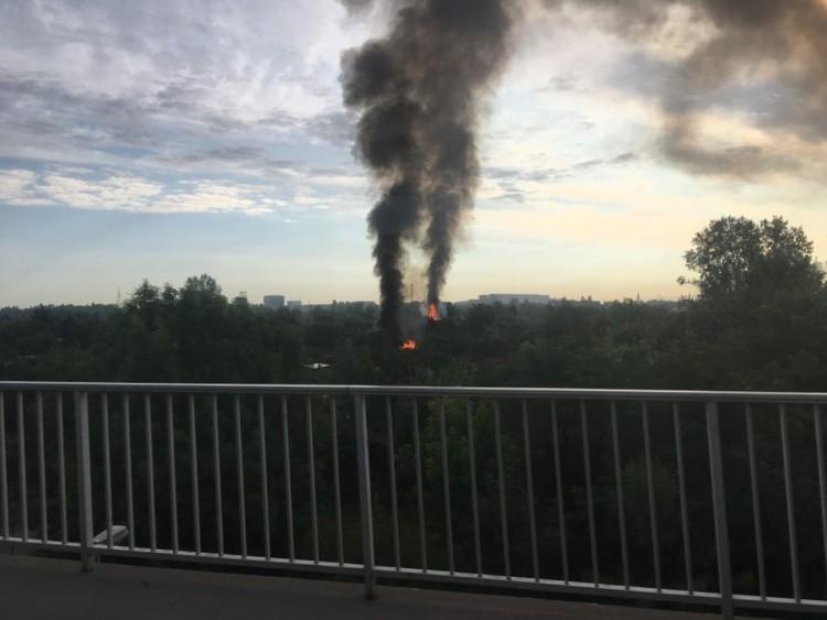 Pożar na zachodzie. Nad miastem unosił się czarny dym
