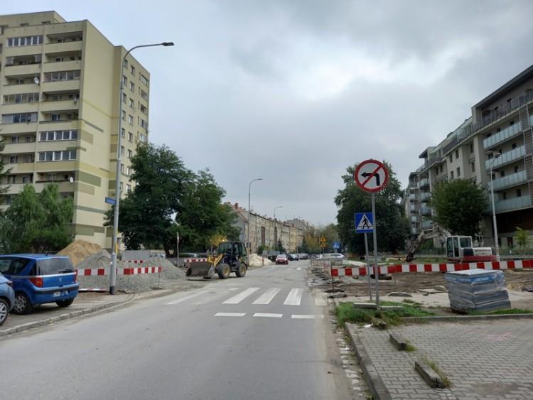 Budują nowe rondo we Wrocławiu. Od niedzieli więcej utrudnień dla kierowców [ZDJĘCIA]