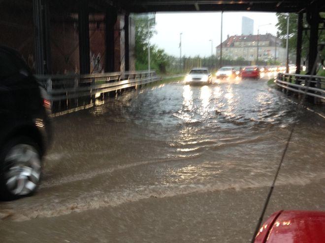 To koniec upałów. Nad Wrocław nadciągają silne burze z gradem
