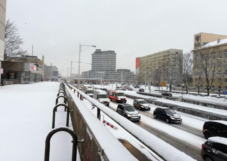 Zima we Wrocławiu. Walczy z nią 69 pługosyparek, ale i tak jest ślisko [ZDJĘCIA]