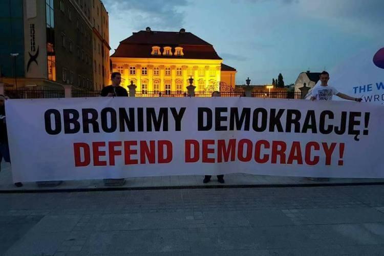 Namawiali do obrony demokracji, teraz będą tłumaczyć się policji