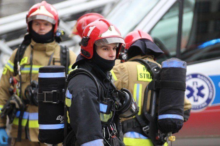 Akcja straży na Długiej. Mężczyzna wpadł do głębokiego szybu