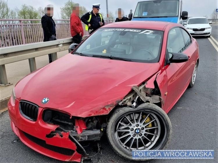 Wrocław: Młody mężczyzna rozbił bmw. Auto prawie straciło koło, a kierowca 3 tys. zł