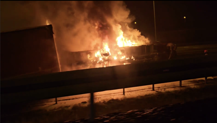 Bus uderzył w bariery i stanął w płomieniach. A4 zablokowana