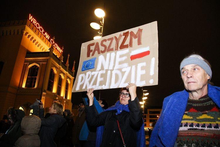 Manifestanci podpisali deklarację przeciwko faszyzmowi