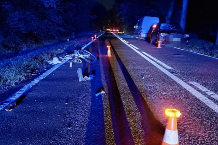 Kierowca BMW w nocy potrącił rowerzystę. Cyklista trafił do szpitala w ciężkim stanie