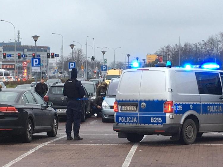 Wrocław: Eksplozja w ukraińskim aucie na parkingu Marino. Ranna kobieta [ZDJĘCIA]